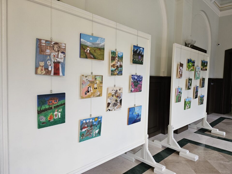 „Comorile Călimanilor”, o expoziție de pictură pe lemn care aduce frumusețea muntelui la Centrul Muzeal Cazinoul Băilor din Vatra Dornei