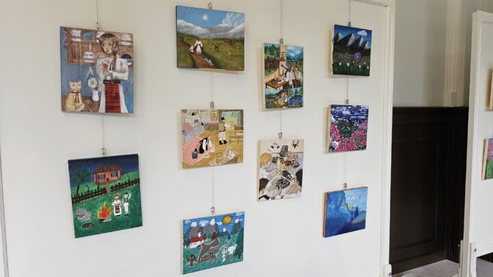 „Comorile Călimanilor”, o expoziție de pictură pe lemn care aduce frumusețea muntelui la Centrul Muzeal Cazinoul Băilor din Vatra Dornei