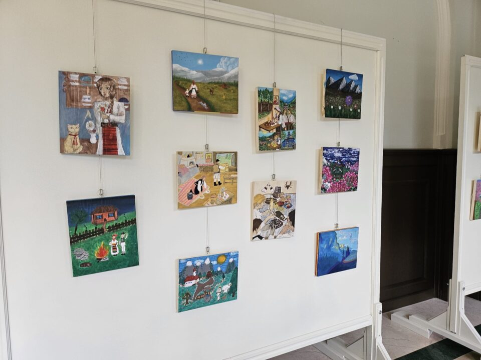 „Comorile Călimanilor”, o expoziție de pictură pe lemn care aduce frumusețea muntelui la Centrul Muzeal Cazinoul Băilor din Vatra Dornei