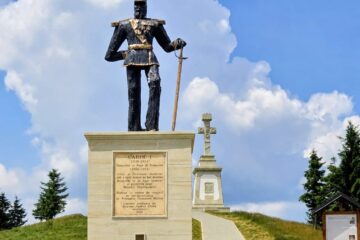 Statuie a Regelui Carol I, amplasată în Pasul Stânișoara de Primăria Mălini, în semn de respect și recunoștință Statuie a Regelui Carol I, amplasată în Pasul Stânișoara de Primăria Mălini, în semn de respect și recunoștință