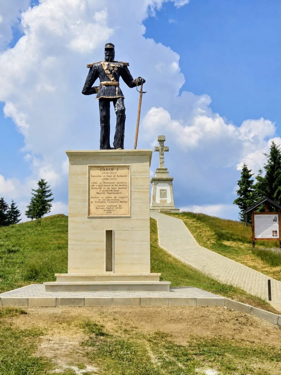 Statuie a Regelui Carol I, amplasată în Pasul Stânișoara de Primăria Mălini, în semn de respect și recunoștință Statuie a Regelui Carol I, amplasată în Pasul Stânișoara de Primăria Mălini, în semn de respect și recunoștință