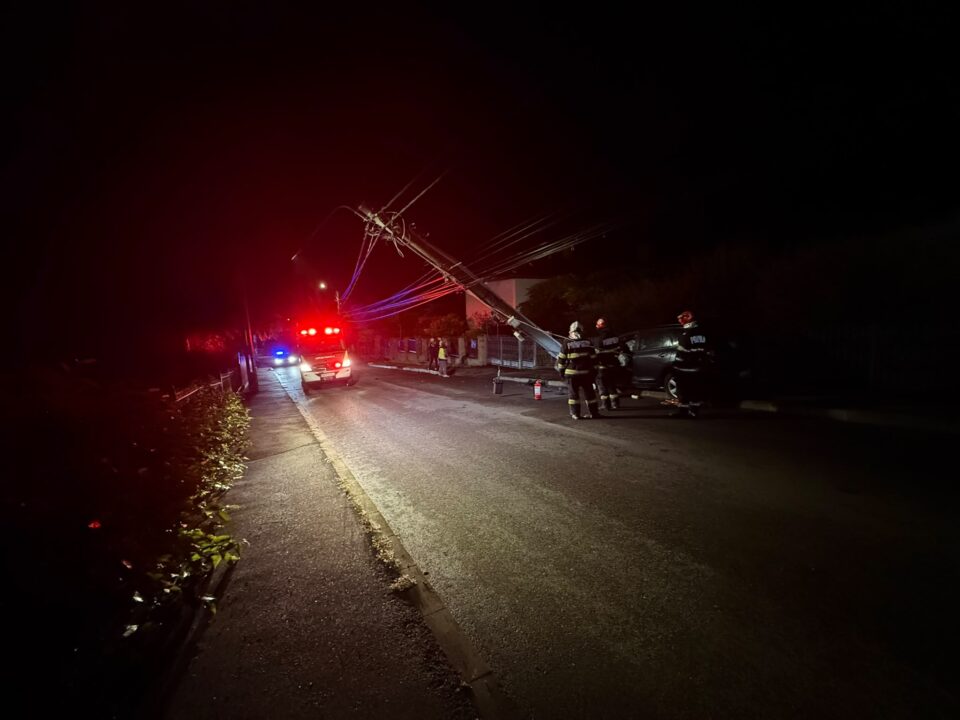 Bărbat de 43 de ani, mort după ce a intrat violent cu mașina într-un stâlp