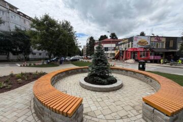 Scuar amenajat de Primăria Suceava pentru odihnă și relaxare, la „Albina” Scuar amenajat de Primăria Suceava pentru odihnă și relaxare, la „Albina”