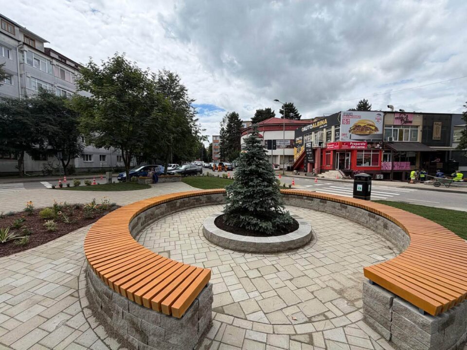 Scuar amenajat de Primăria Suceava pentru odihnă și relaxare, la „Albina” Scuar amenajat de Primăria Suceava pentru odihnă și relaxare, la „Albina”