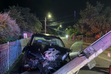 Bărbat de 43 de ani, mort după ce a intrat violent cu mașina într-un stâlp