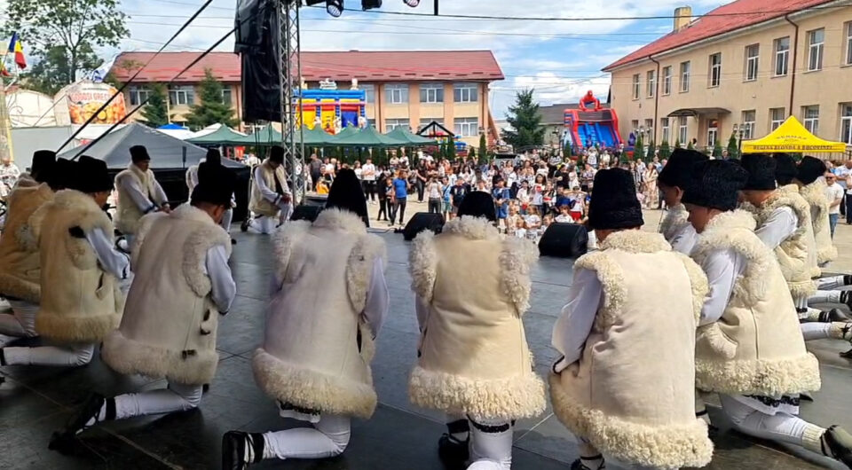 Zilele orașului Cajvana, sărbătorite cu parada portului popular, premii pentru elevi, muzică și voie bună