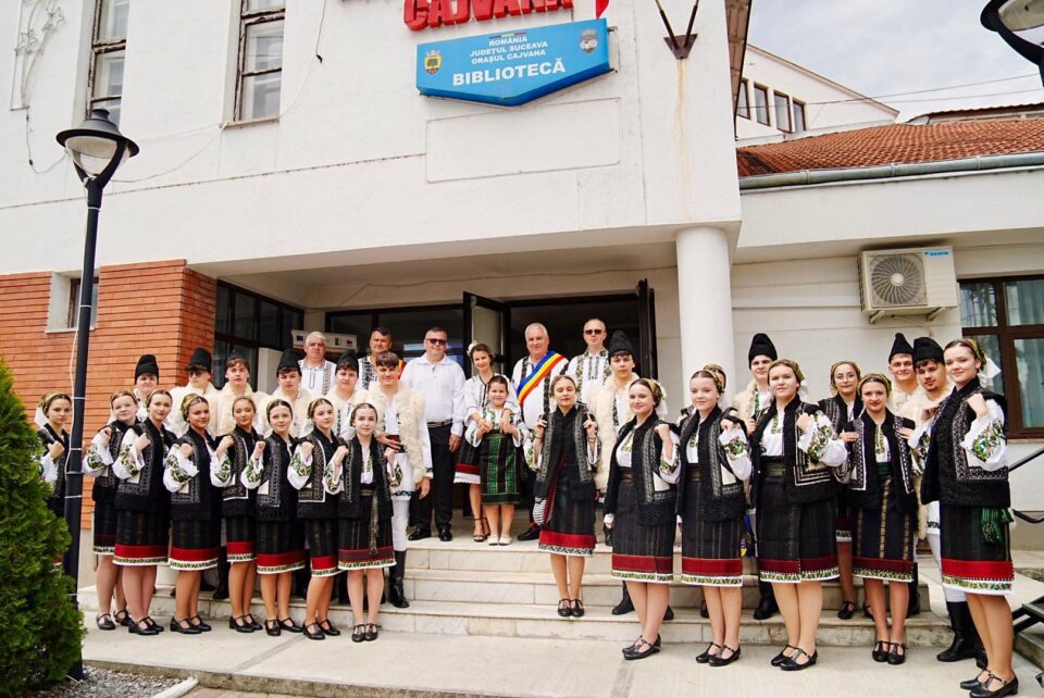 Zilele orașului Cajvana, sărbătorite cu parada portului popular, premii pentru elevi, muzică și voie bună
