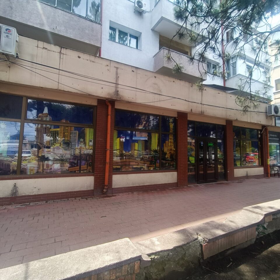 Bate vântul prin multe spații comerciale din centrul Sucevei