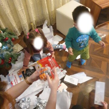 Și-au pierdut propriul copil, dar au ales să devină părinți pentru trei frățiori abandonați