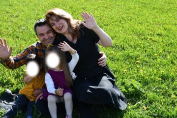 Și-au pierdut propriul copil, dar au ales să devină părinți pentru trei frățiori abandonați