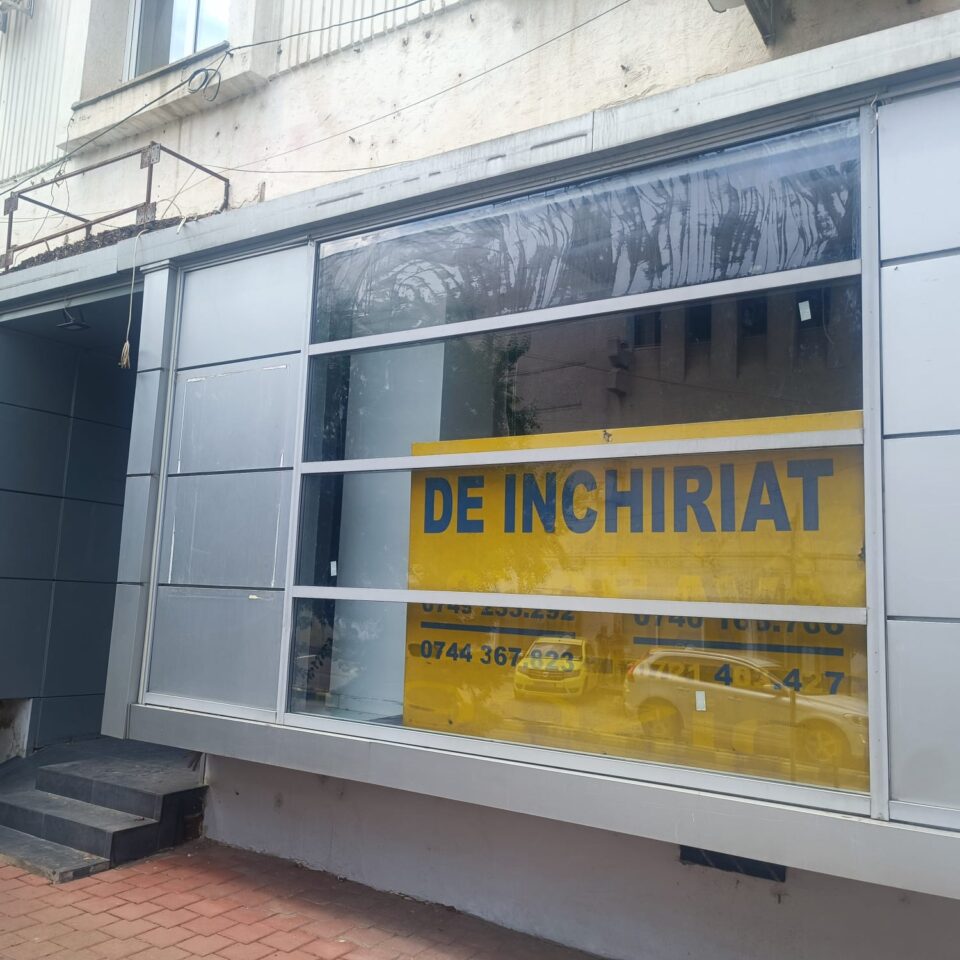 Bate vântul prin multe spații comerciale din centrul Sucevei