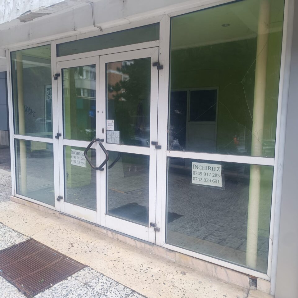 Bate vântul prin multe spații comerciale din centrul Sucevei
