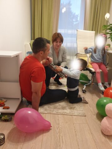 Și-au pierdut propriul copil, dar au ales să devină părinți pentru trei frățiori abandonați