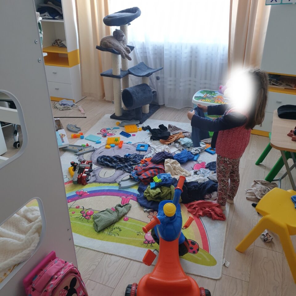 Și-au pierdut propriul copil, dar au ales să devină părinți pentru trei frățiori abandonați