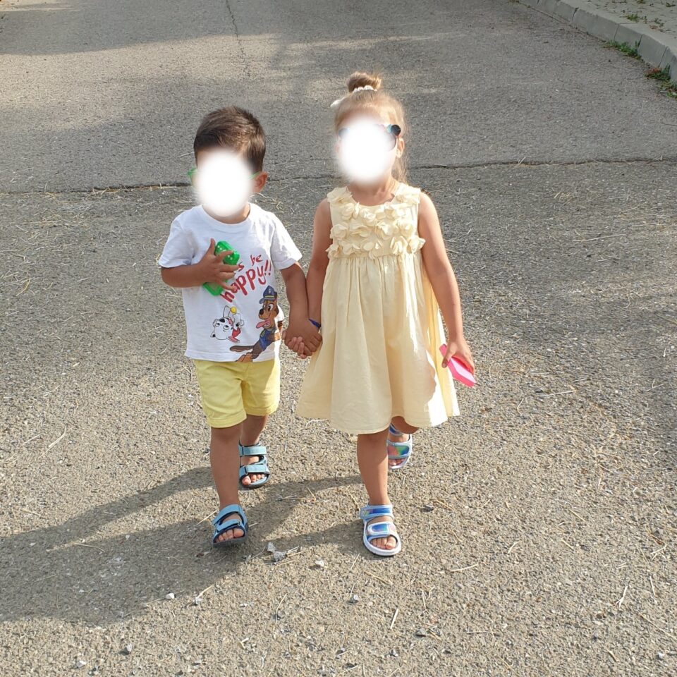 Și-au pierdut propriul copil, dar au ales să devină părinți pentru trei frățiori abandonați
