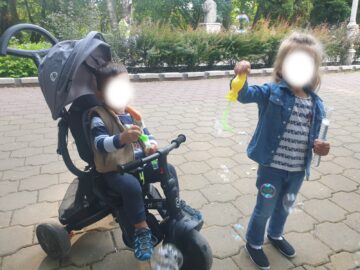 Și-au pierdut propriul copil, dar au ales să devină părinți pentru trei frățiori abandonați