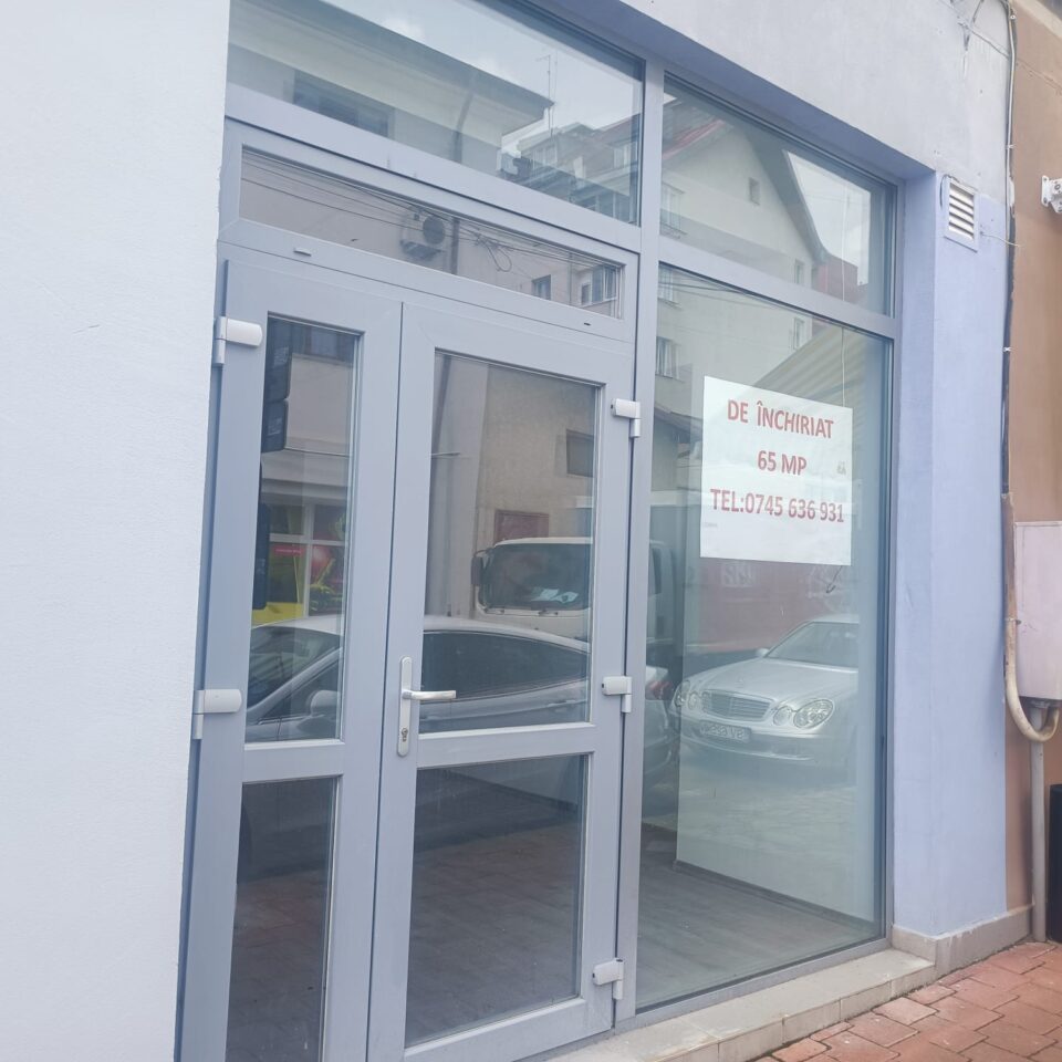 Bate vântul prin multe spații comerciale din centrul Sucevei