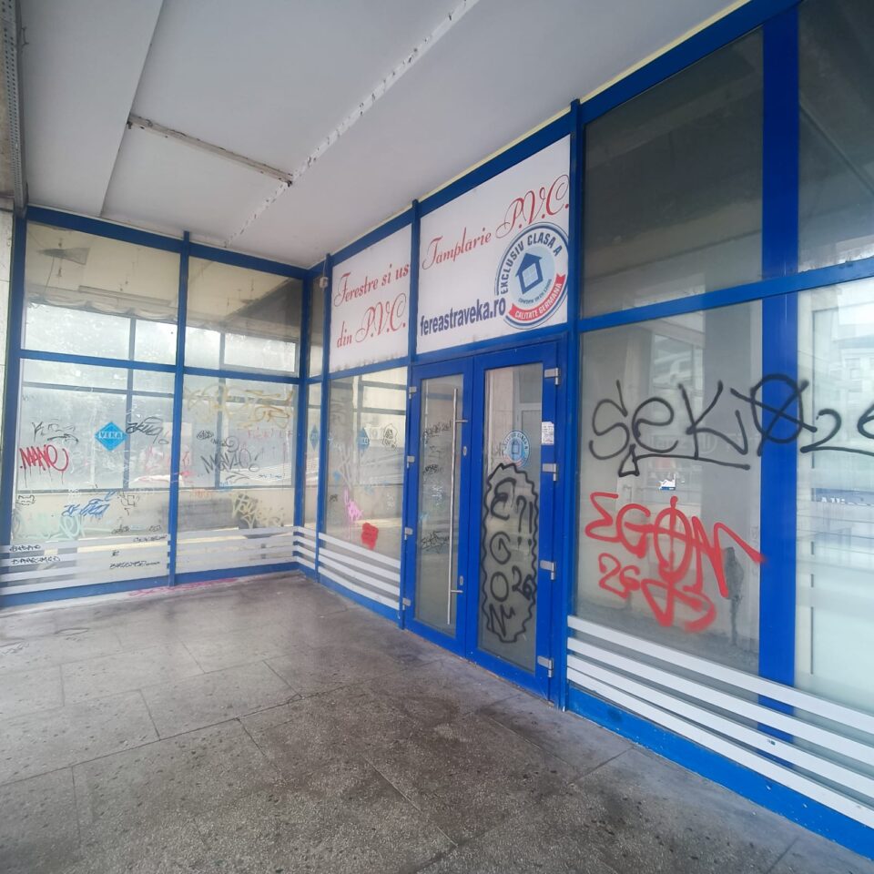 Bate vântul prin multe spații comerciale din centrul Sucevei