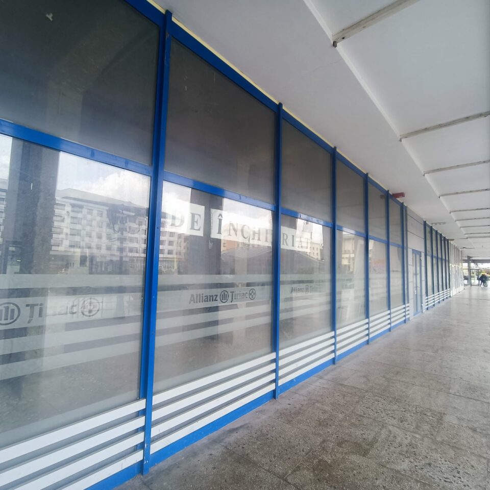 Bate vântul prin multe spații comerciale din centrul Sucevei