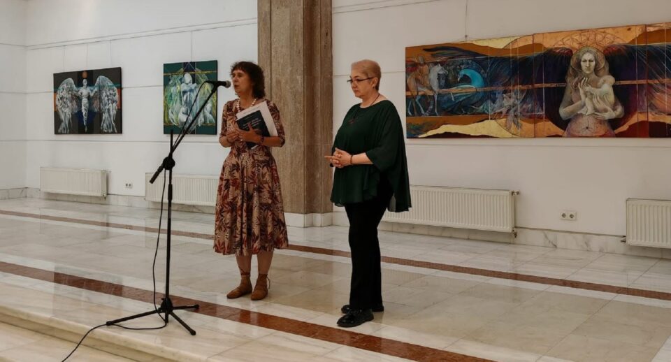 Camelia Sadovei (dreapta) și criticul de artă dr. Luiza Barcan Camelia Sadovei (dreapta) și criticul de artă dr. Luiza Barcan