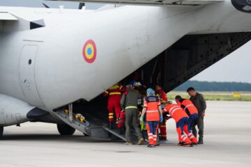 Bărbatul din Liteni ars într-o explozie de butelie a fost transferat astăzi în Belgia cu o aeronavă militară Spartan Bărbatul din Liteni ars într-o explozie de butelie a fost transferat astăzi în Belgia cu o aeronavă militară Spartan