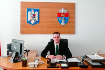 Viceprimarul cu atribuții de primar al comunei Vatra Moldoviței, Zenoviu Gavril Cenușă Viceprimarul cu atribuții de primar al comunei Vatra Moldoviței, Zenoviu Gavril Cenușă