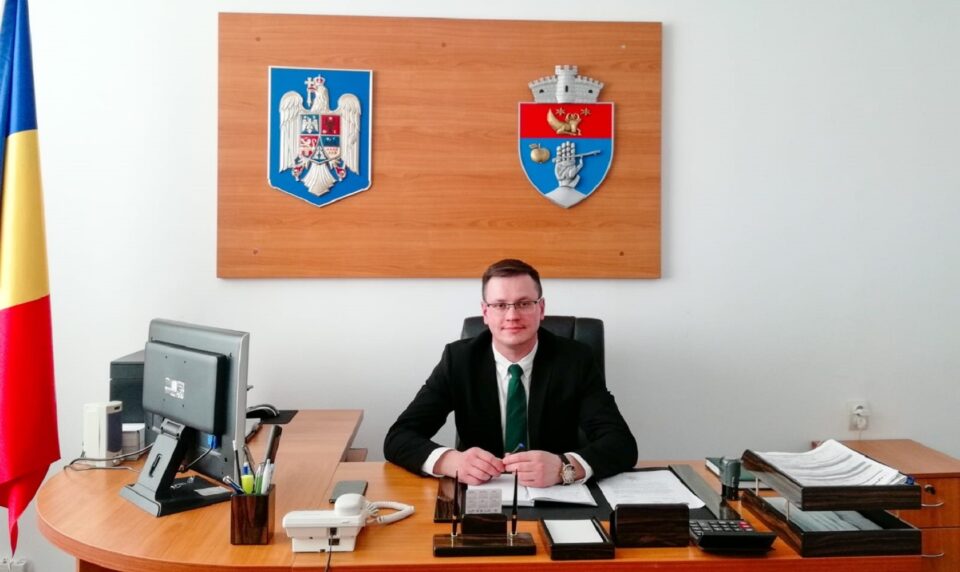 Viceprimarul cu atribuții de primar al comunei Vatra Moldoviței, Zenoviu Gavril Cenușă