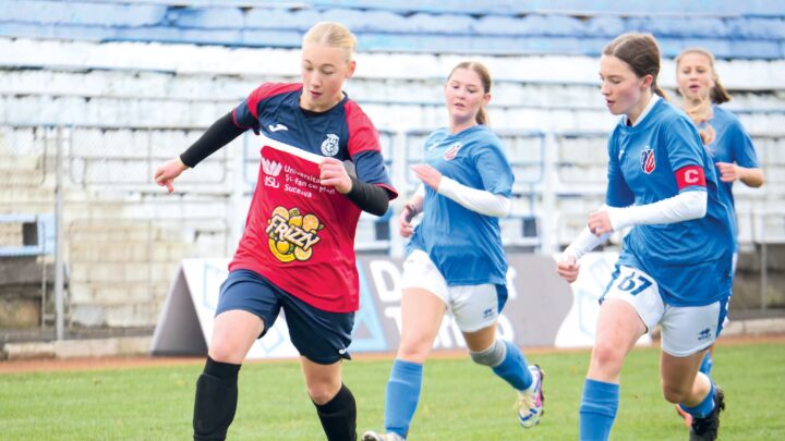 Paraschiva Moțco, din Izvoarele Sucevei, golghetera echipei de fotbal feminin, lider pe teren și la școală