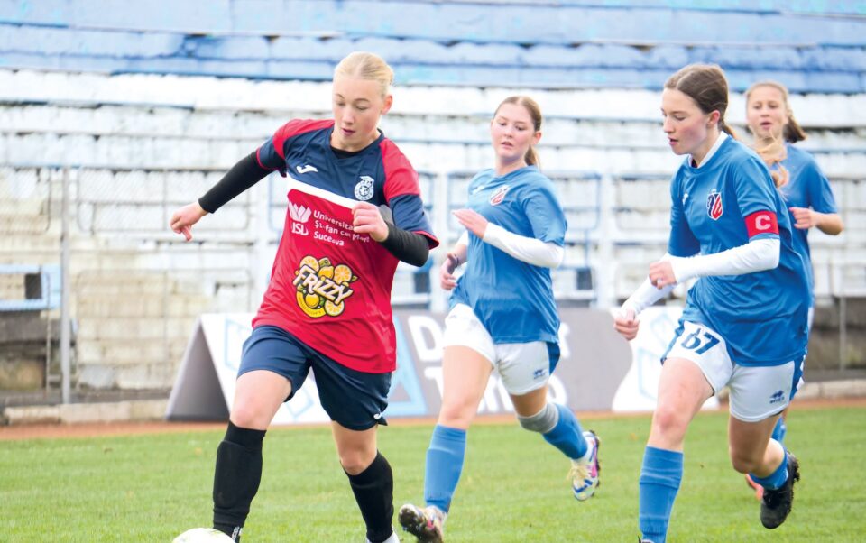 Paraschiva Moțco, din Izvoarele Sucevei, golghetera echipei de fotbal feminin, lider pe teren și la școală Paraschiva Moțco, din Izvoarele Sucevei, golghetera echipei de fotbal feminin, lider pe teren și la școală