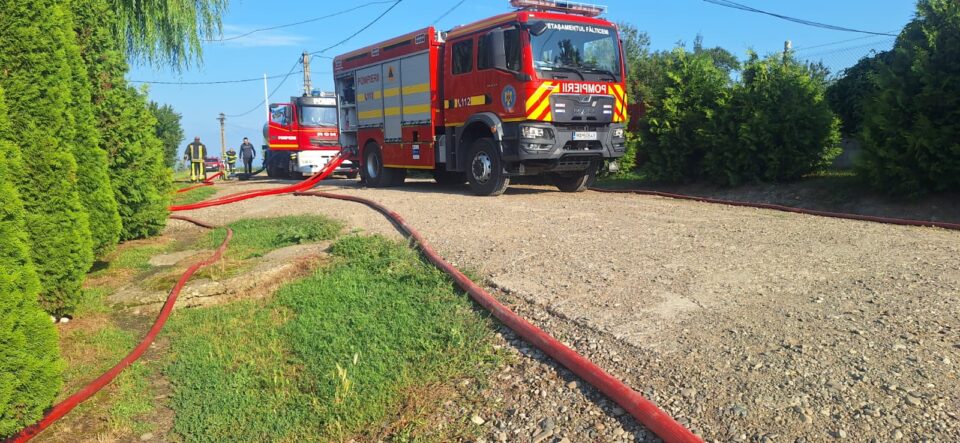 Incendiu puternic la o crescătorie de găini. Au ars hala, utilaje și în jur de 1.000 de păsări