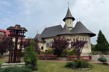 Ziua Porților Deschise la Mănăstirea Bogdănești. „Punți către suflete” aduce împreună comunitatea și persoanele vulnerabile Ziua Porților Deschise la Mănăstirea Bogdănești. „Punți către suflete” aduce împreună comunitatea și persoanele vulnerabile