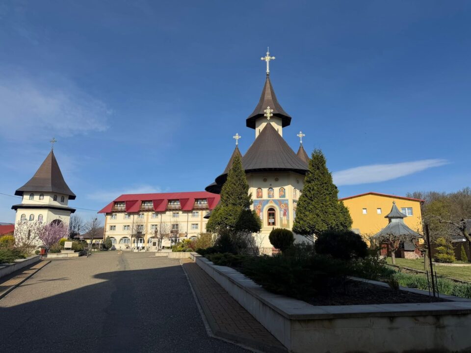 Ziua Porților Deschise la Mănăstirea Bogdănești. „Punți către suflete” aduce împreună comunitatea și persoanele vulnerabile