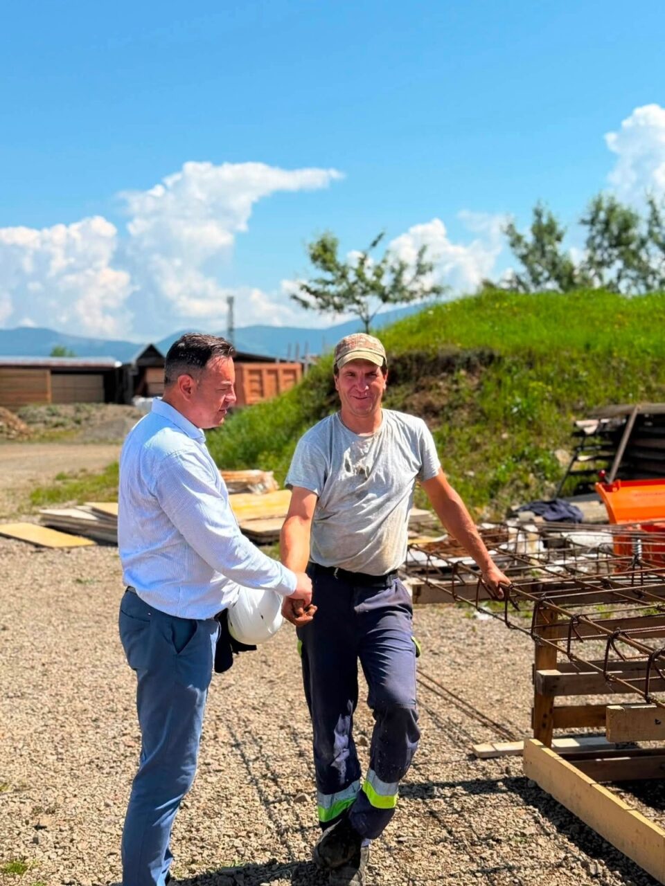 Festivalul „Flori de pe Dorna” de la Poiana Stampei nu va avea loc în acest an din cauza începerii unor proiecte PNRR care trebuie finalizate până la final de august, printre care amenajarea zonei de spectacole