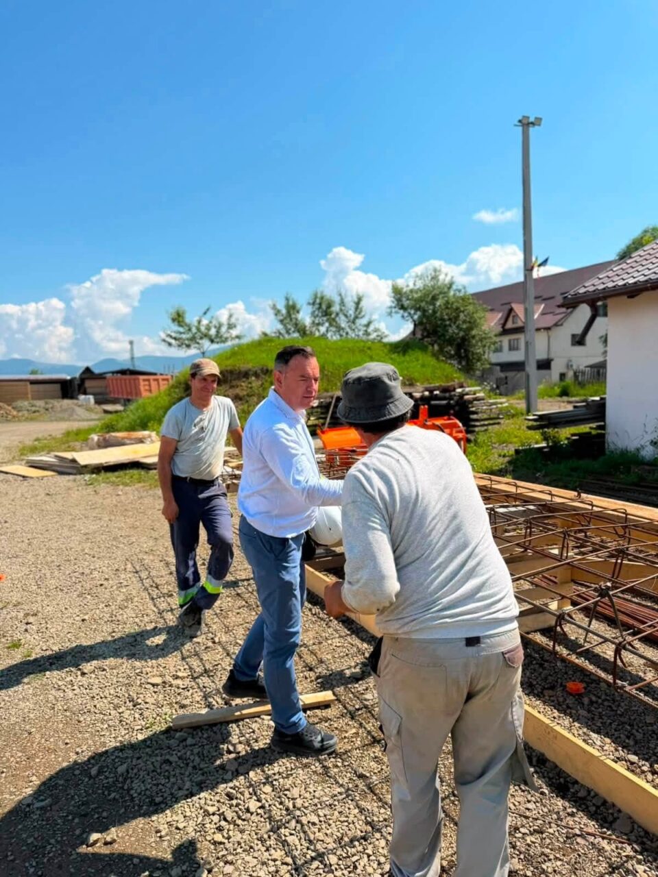Festivalul „Flori de pe Dorna” de la Poiana Stampei nu va avea loc în acest an din cauza începerii unor proiecte PNRR care trebuie finalizate până la final de august, printre care amenajarea zonei de spectacole