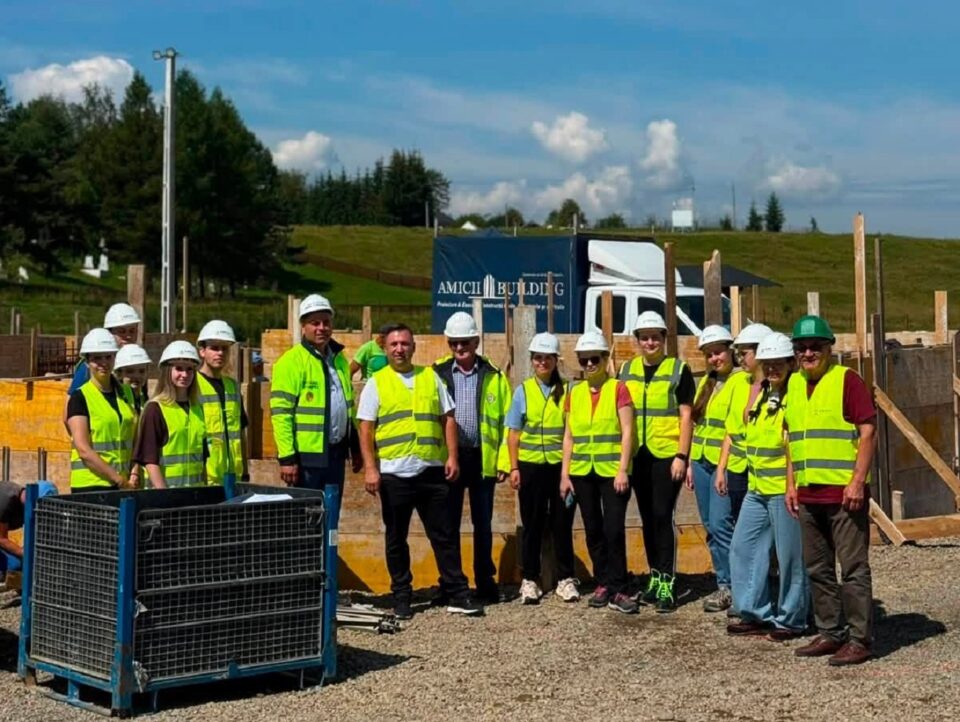 Festivalul „Flori de pe Dorna” de la Poiana Stampei nu va avea loc în acest an din cauza începerii unor proiecte PNRR care trebuie finalizate până la final de august, printre care amenajarea zonei de spectacole