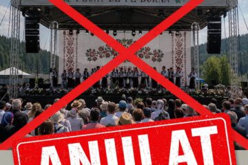 Festivalul „Flori de pe Dorna” de la Poiana Stampei nu va avea loc în acest an din cauza începerii unor proiecte PNRR care trebuie finalizate până la final de august, printre care amenajarea zonei de spectacole