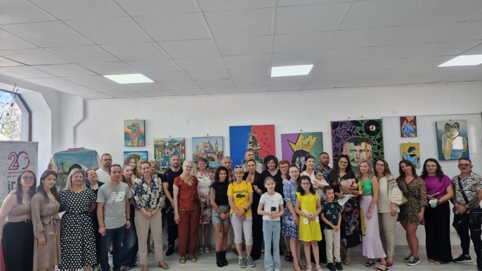 Artista Andreia Romaniuc (Ladybug) a revenit acasă, după mai mulți ani petrecuți la Londra, și a expus la Galeria de Artă Zamca