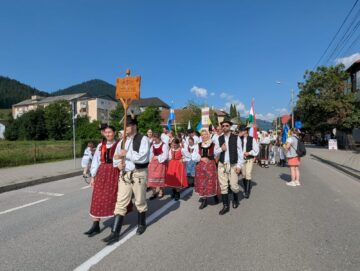 „Adevărata Bucovină se vede la meșterii populari și la copiii în opinci și ițari”, afirmă primarul Mihăiță Negură
