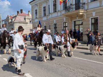 „Adevărata Bucovină se vede la meșterii populari și la copiii în opinci și ițari”, afirmă primarul Mihăiță Negură