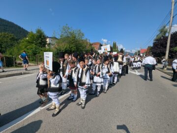 „Adevărata Bucovină se vede la meșterii populari și la copiii în opinci și ițari”, afirmă primarul Mihăiță Negură