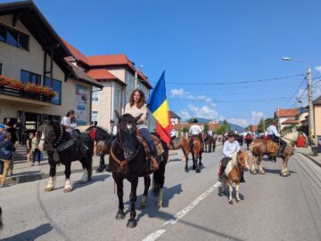 „Adevărata Bucovină se vede la meșterii populari și la copiii în opinci și ițari”, afirmă primarul Mihăiță Negură