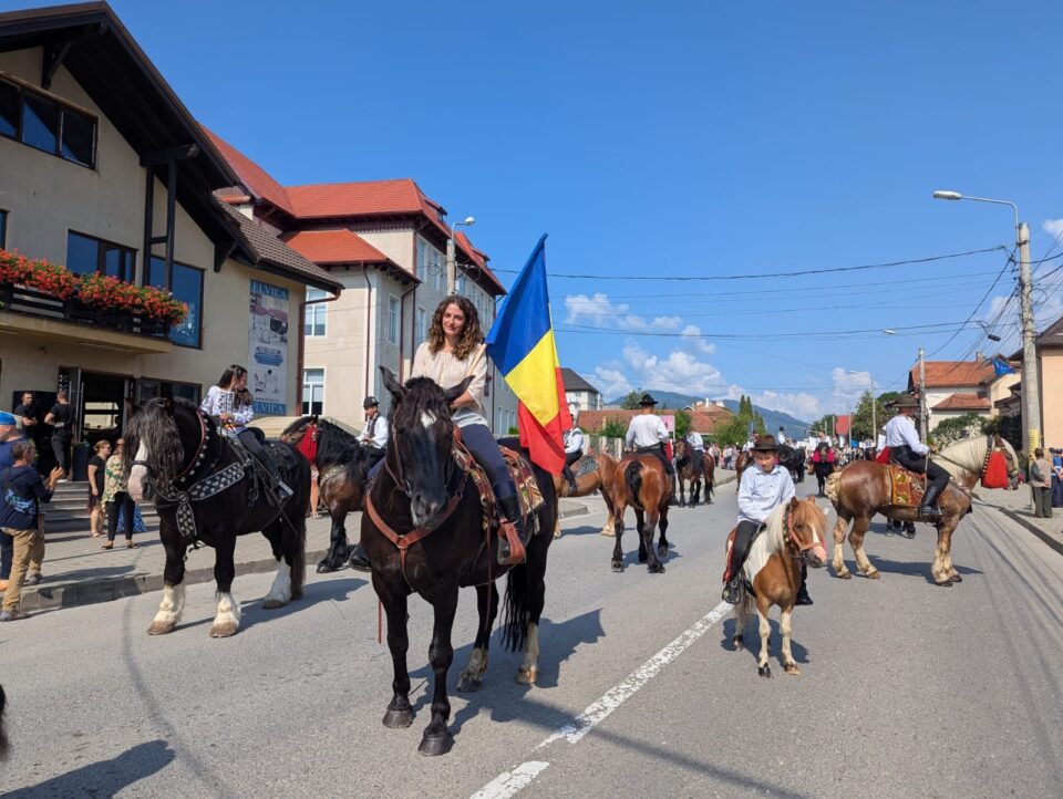 „Adevărata Bucovină se vede la meșterii populari și la copiii în opinci și ițari”, afirmă primarul Mihăiță Negură