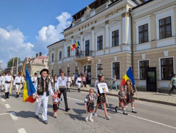 „Adevărata Bucovină se vede la meșterii populari și la copiii în opinci și ițari”, afirmă primarul Mihăiță Negură