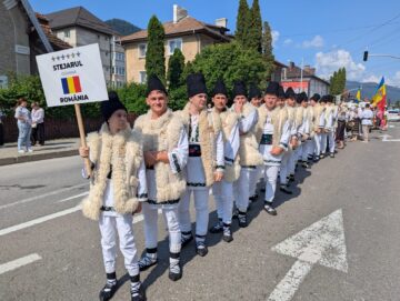„Adevărata Bucovină se vede la meșterii populari și la copiii în opinci și ițari”, afirmă primarul Mihăiță Negură