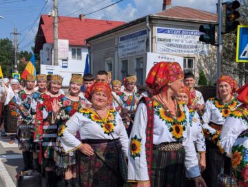 „Adevărata Bucovină se vede la meșterii populari și la copiii în opinci și ițari”, afirmă primarul Mihăiță Negură