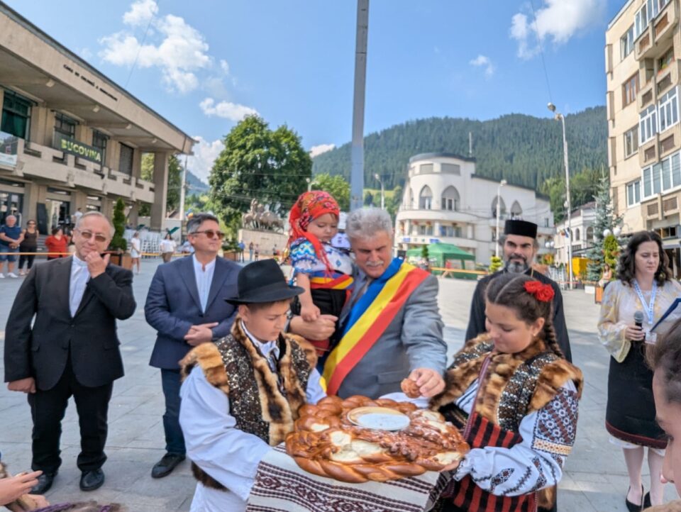 „Adevărata Bucovină se vede la meșterii populari și la copiii în opinci și ițari”, afirmă primarul Mihăiță Negură „Adevărata Bucovină se vede la meșterii populari și la copiii în opinci și ițari”, afirmă primarul Mihăiță Negură