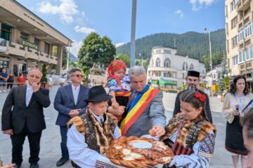 „Adevărata Bucovină se vede la meșterii populari și la copiii în opinci și ițari”, afirmă primarul Mihăiță Negură „Adevărata Bucovină se vede la meșterii populari și la copiii în opinci și ițari”, afirmă primarul Mihăiță Negură