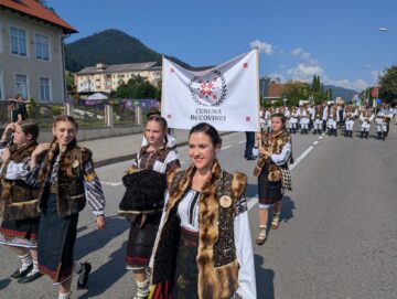 „Adevărata Bucovină se vede la meșterii populari și la copiii în opinci și ițari”, afirmă primarul Mihăiță Negură