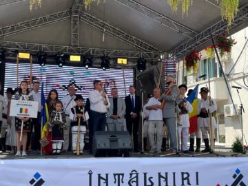 „Adevărata Bucovină se vede la meșterii populari și la copiii în opinci și ițari”, afirmă primarul Mihăiță Negură