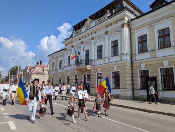 „Adevărata Bucovină se vede la meșterii populari și la copiii în opinci și ițari”, afirmă primarul Mihăiță Negură